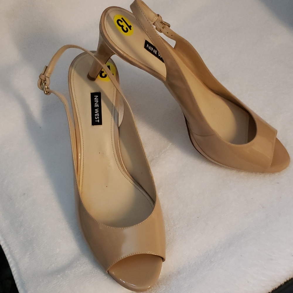 Low slingbacks toe out heals